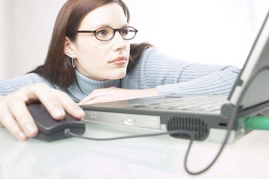 Kvinna som koncentrerar sig på en datorskärm